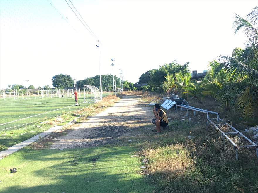 Khuôn viên Sân vận động Cam Ranh không được cải tạo, nâng cấp nhiều như cam kết của chủ đầu tư Ảnh: Lữ Hồ