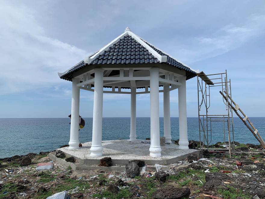 Ðiểm dừng chân bằng bê tông cốt thép tại bãi đá nham thạch hàng ngàn năm tuổi phía Ðông bãi Hang ở đảo An Bình sẽ bị tháo dỡ vì vị trí không phù hợp