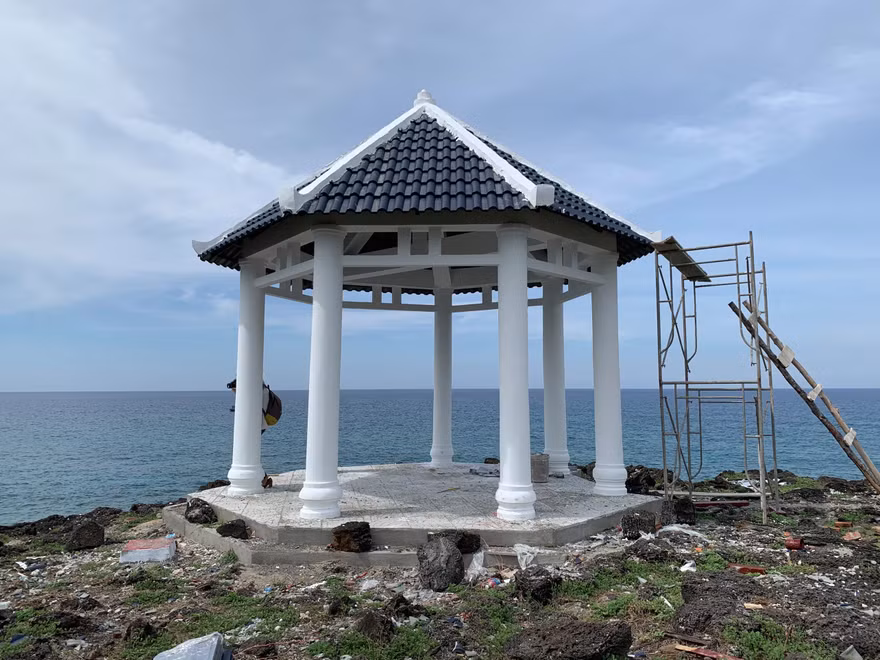 Ðiểm dừng chân bằng bê tông cốt thép tại bãi đá nham thạch hàng ngàn năm tuổi phía Ðông bãi Hang ở đảo An Bình sẽ bị tháo dỡ vì vị trí không phù hợp