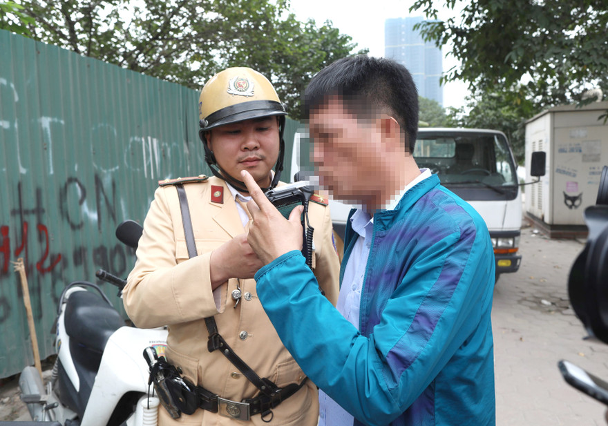Luật ra đời nhằm từng bước thay đổi hành vi uống rượu, bia. Trong ảnh là lực lượng cảnh sát giao thông Hà Nội kiểm tra nồng độ cồn người điều khiển phương tiện giao thông Ảnh: Như Ý