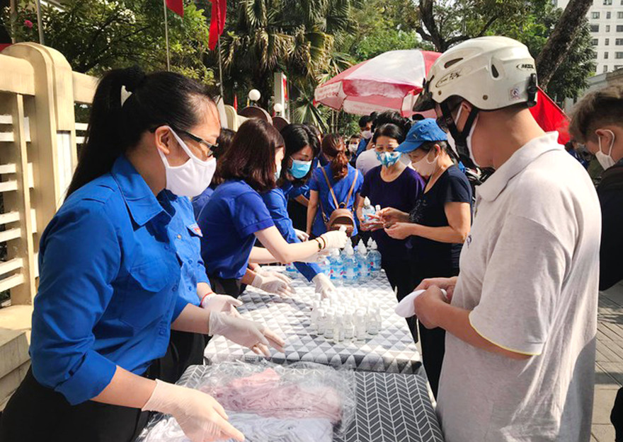 Thanh niên có vai trò rất lớn trong phòng, chống dịch bệnh COVID-19 (Trong ảnh tuổi trẻ Thủ đô phát nước sát khuẩn phòng chống dịch COVID-19) Ảnh: Xuân Tùng