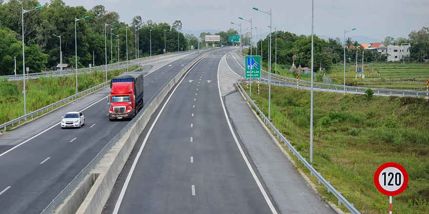 Dự án đầu tư công cao tốc Bắc - Nam phía đông giai đoạn 2017-2020 với kỳ vọng thúc đẩy tăng trưởng Ảnh: Lê Hữu Việt