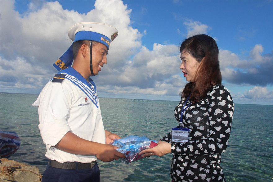 Hạ sỹ Dương Thanh Quý trao quà nhờ Phó Chủ tịch Hội LHPN tỉnh Bình Ðịnh Ðặng Thị Hồng Hạnh chuyển về cho người thân. Ảnh: Ð.C