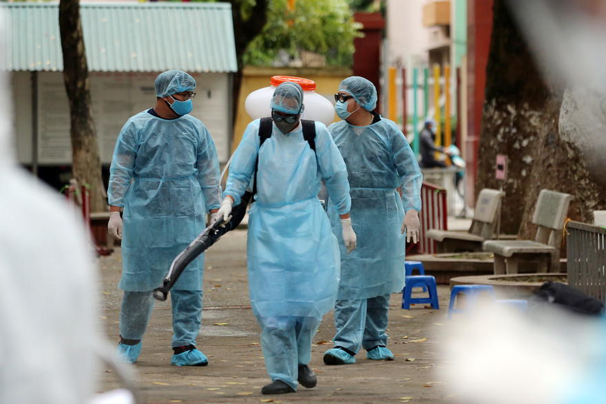 Phun khử khuẩn quanh những trạm test nhanh dã chiến 