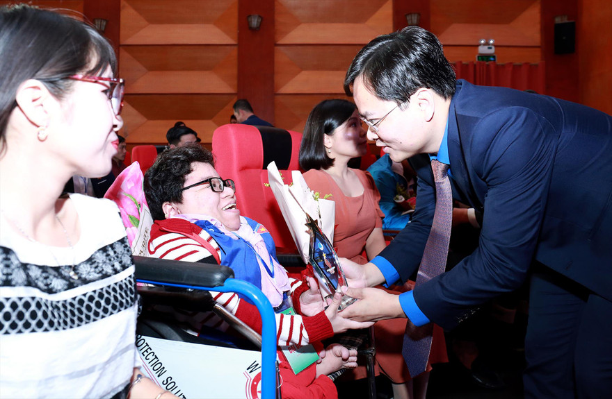 Bí thư thứ nhất T.Ư Ðoàn Nguyễn Anh Tuấn trao phần thưởng cho tấm gương thanh niên khuyết tật, tối 28/12 Ảnh: Dương Triều