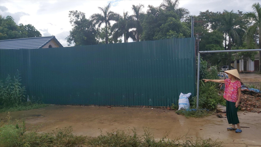 Ông Nguyễn Kiên quây tường bao quanh, xây nhà trên đất công 