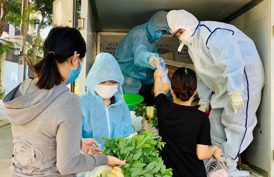 “Phiên chợ 0 đồng” đến với người dân khu phong tỏa Ảnh: H.V 