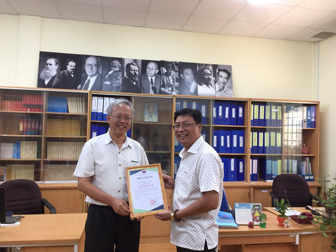 GS. TS Lương Văn Hy (trái) trong buổi làm việc tại Trường ĐH Khoa học Xã hội và Nhân văn TPHCM