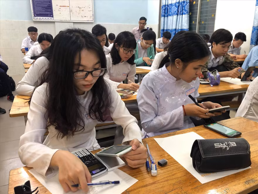 Quy định mới cho phép học sinh dùng điện thoại trong giờ học gây nhiều ý kiến trái chiều 