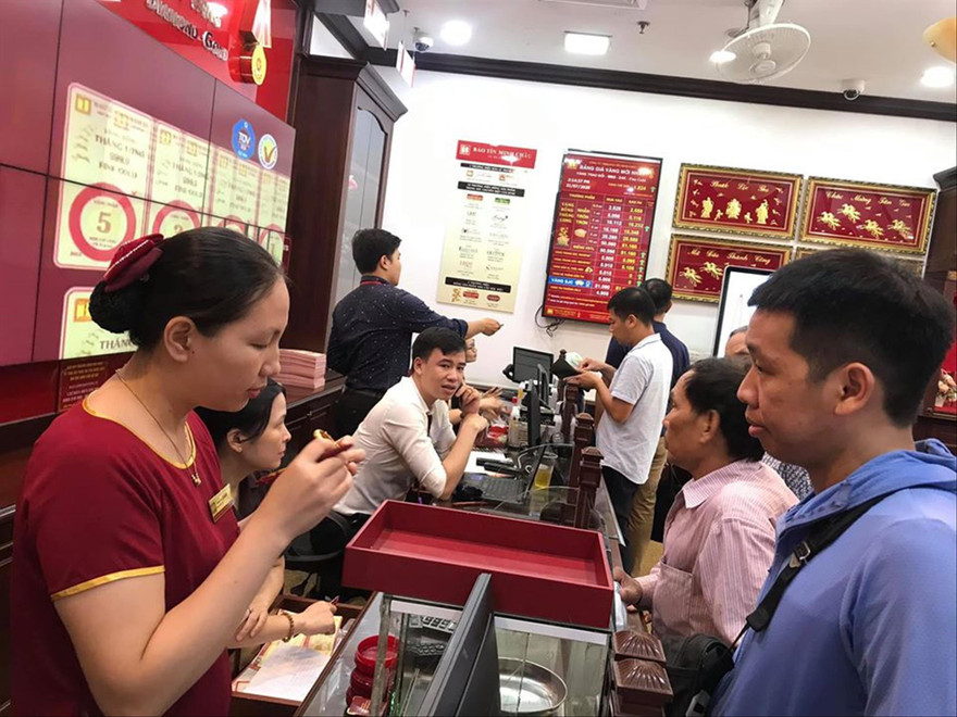 Người dân xếp hàng mua bán tại cửa hàng vàng 