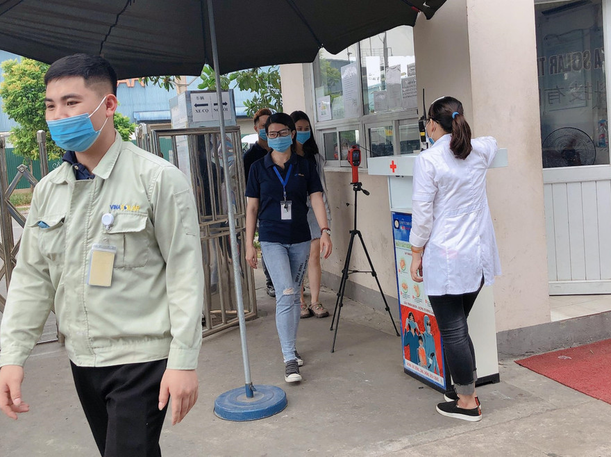  Các doanh nghiệp trong KCN tỉnh Bắc Giang tiến hành đo thân nhiệt cho người lao động và người bên ngoài đến liên hệ làm việc
