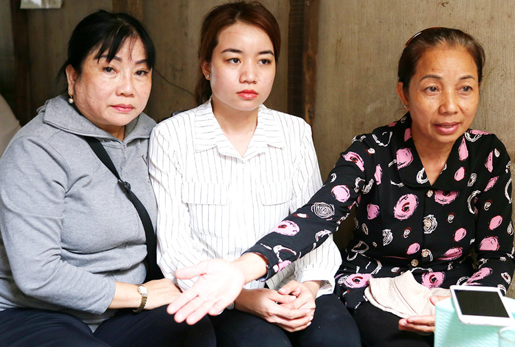 Mẹ Hồ Duy Hải (bên phải), em gái (giữa) và dì ruột của Hải tại cổng TAND Tối cao sáng qua. Ảnh: Vnexpress