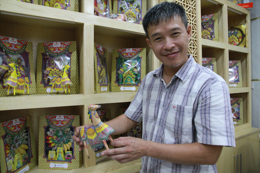 Nghệ sĩ Yến Năng và sản phẩm vàng mã do anh thiết kế Ảnh: N.M.Hà 