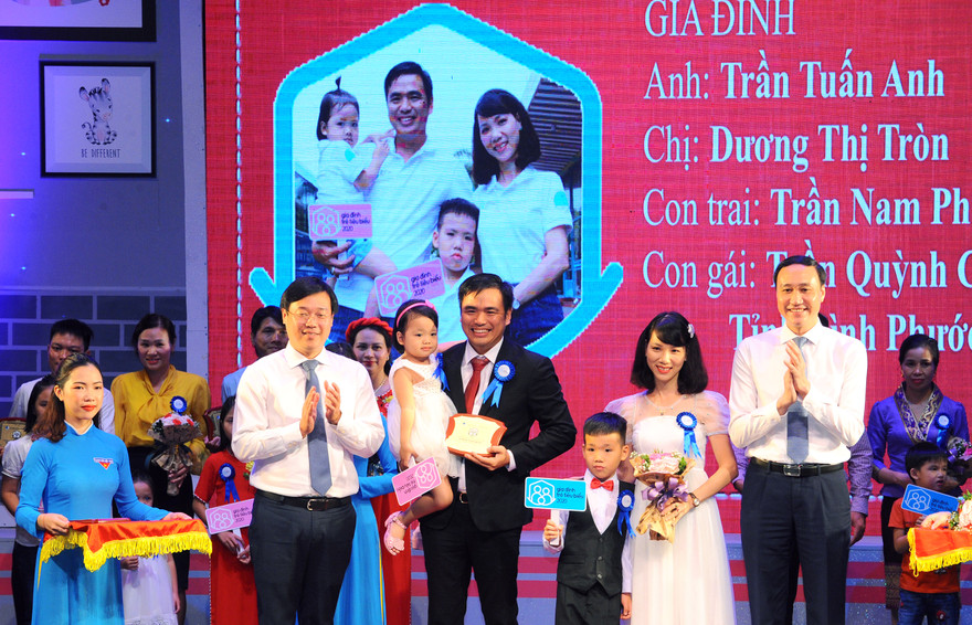 Phó Chủ tịch T.Ư Mặt trận Tổ quốc Việt Nam Phùng Khánh Tài và Bí thư thứ nhất T.Ư Đoàn Lê Quốc Phong trao Bằng khen của T.Ư Hội LHTN Việt Nam, Kỷ niệm chương của Chương trình cho gia đình trẻ tiêu biểu Trần Tuấn Anh