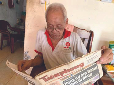 Lật dở từng trang báo Tiền Phong đã cũ, phai màu xuất bản năm 2011, ông Thuận vẫn vẹn nguyên những xúc cảm ngày đầu bước chân vào nghề 