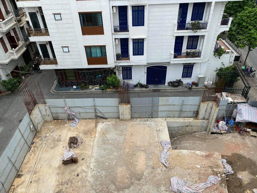 Nhà 4 tầng hầm hiện đang dừng thi công 