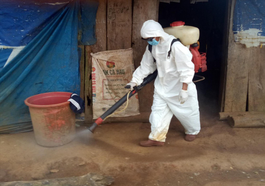 Ngành y tế Ðắk Nông phun thuốc khử trùng 