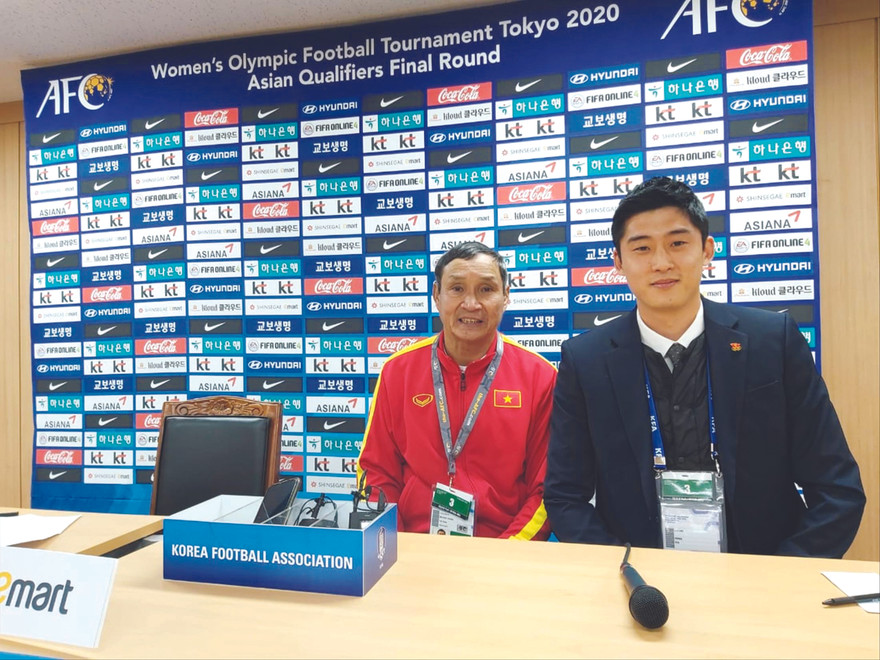 HLV Mai Đức Chung tại cuộc họp báo sau trận đấu