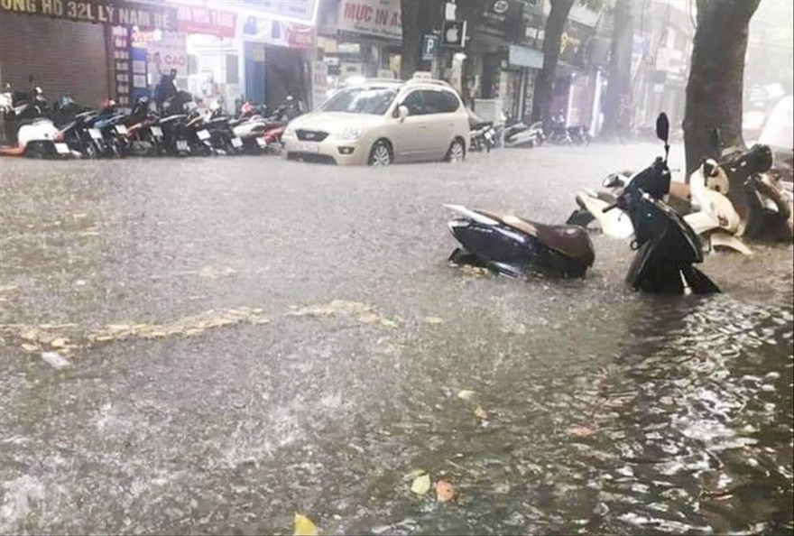 Theo lãnh đạo Cty Thoát nước Hà Nội, việc thoát nước gặp khó do thiếu tiền đầu tư hoàn chỉnh hệ thống ​