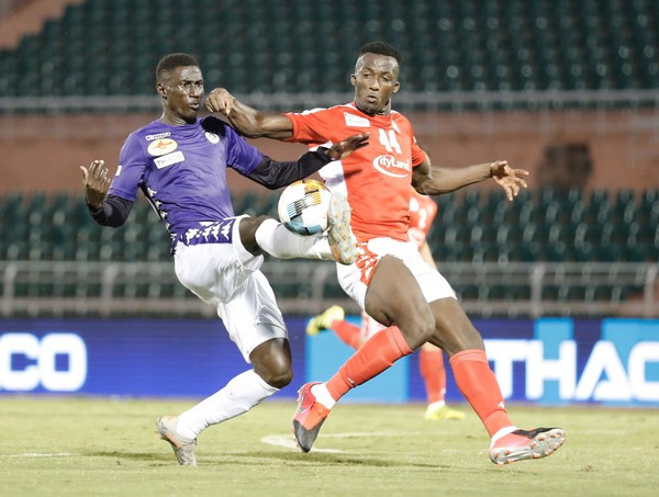 Pha tranh bóng quyết liệt của hai cầu thủ ngoại Ảnh: Như Ý