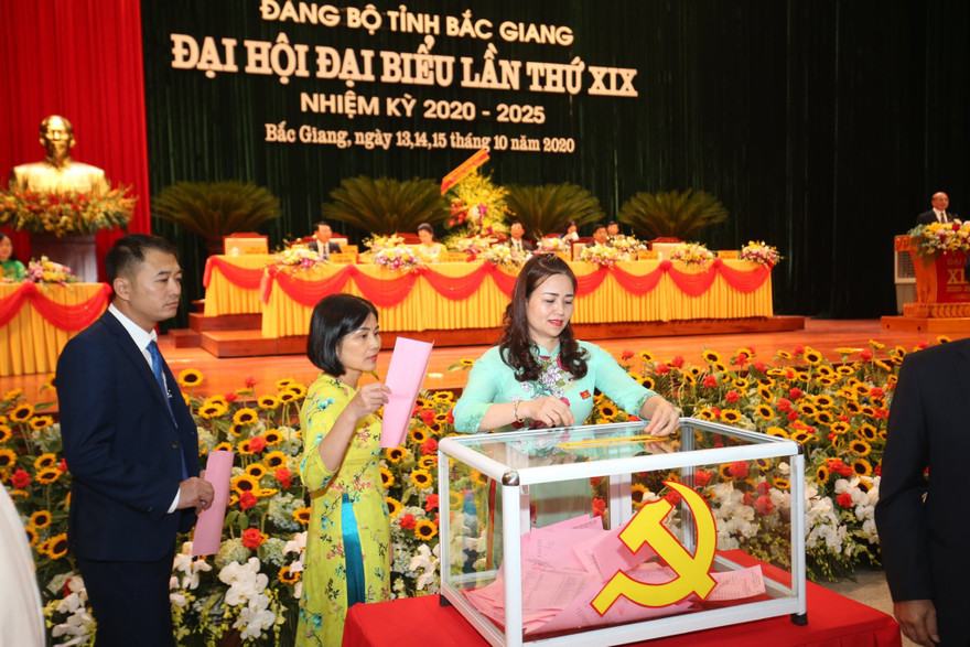 Ðại biểu bỏ phiếu bầu Ban chấp hành tại Ðại hội Ðảng bộ tỉnh Bắc Giang nhiệm kỳ 2020-2025 Ảnh: Như Ý