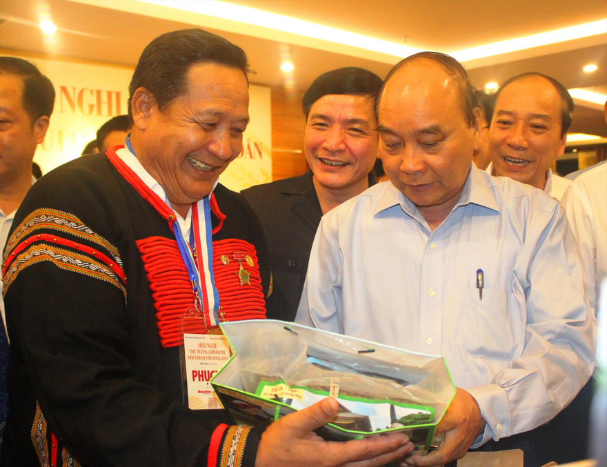 Thủ tướng thăm gian hàng trưng bày đặc sản Tây Nguyên 