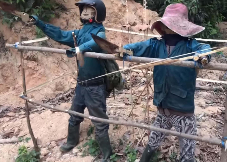 Hình nhân người H’re dựng lên đợt dịch trước để xua đuổi “con ma” COVID ở Sơn Nham, huyện Sơn Hà, Quảng Ngãi