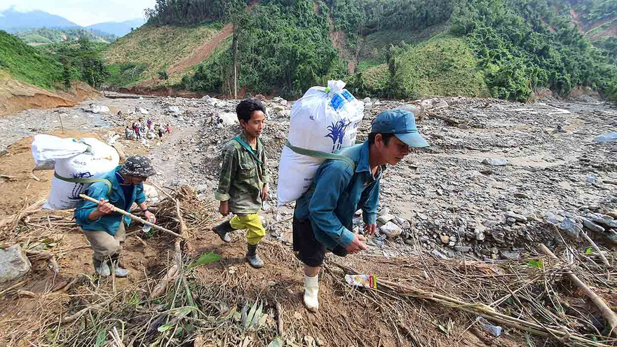 Người dân xã Phước Thành, Phước Lộc vượt rừng cõng hàng cứu trợ về làng 