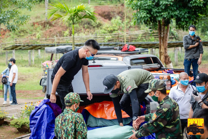 Ðội phản ứng nhanh CLB PVC mang gạo đến người dân Mèo Vạc, Hà Giang 