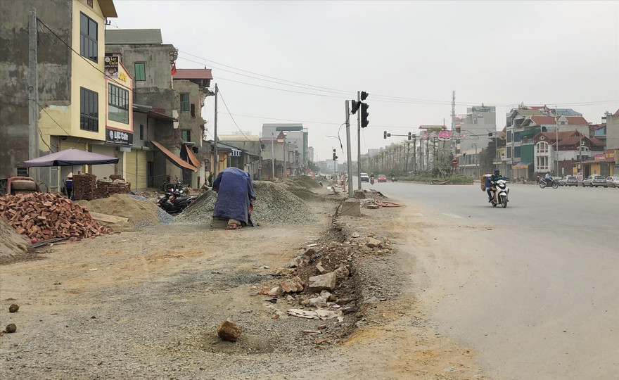 Đoạn QL6 qua thị trấn Chúc Sơn được thi công nhưng chậm 3 năm nay vẫn chưa hoàn thành Ảnh: T.Đảng