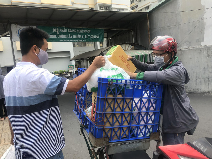 Dịch vụ “đi chợ thuê”, giao hàng tận nhà đắt khách thời Covid-19 Ảnh: U.P