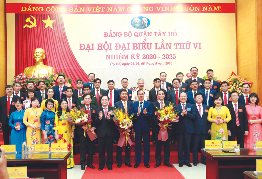 Lãnh đạo Thành ủy Hà Nội tặng hoa chúc mừng Ban Chấp hành Ðảng bộ mới quận Tây Hồ 