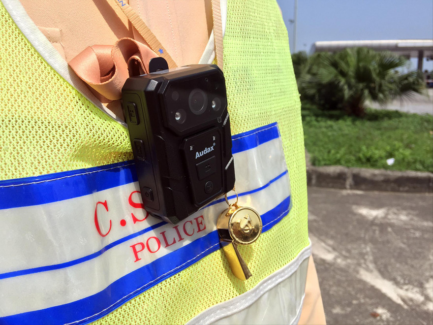 Bộ Công an sẽ trang bị camera giám sát CSGT làm nhiệm vụ Ảnh: Nguyễn Hoàn 