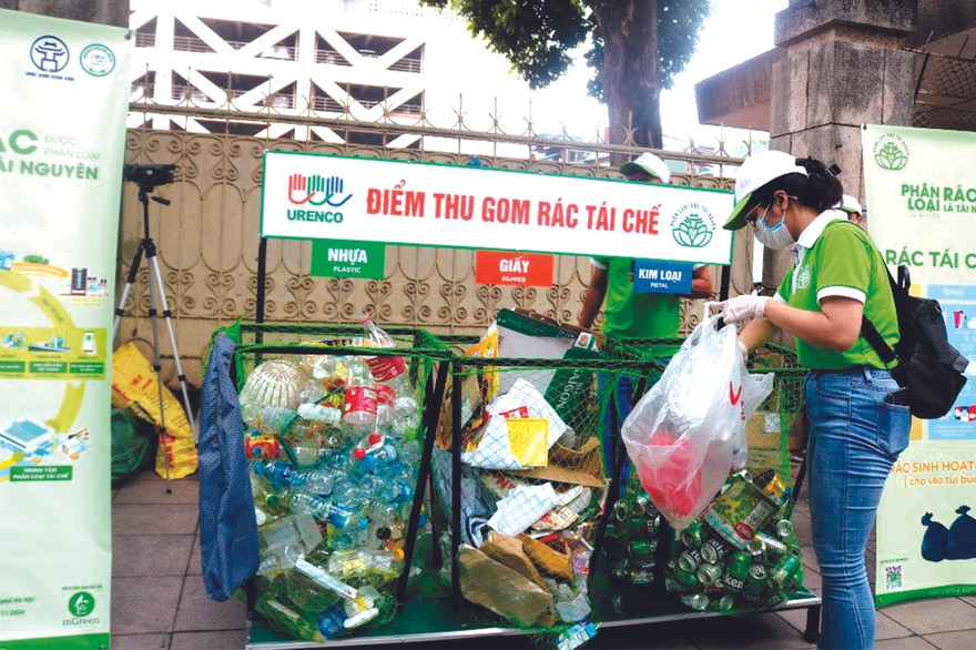 Trong ngày đầu tiên thực hiện đổi rác lấy quà trên địa bàn phường Phan Chu Trinh, đã có khoảng 360 lượt cư dân tham gia, thực hiện đổi gần 600kg rác tái chế