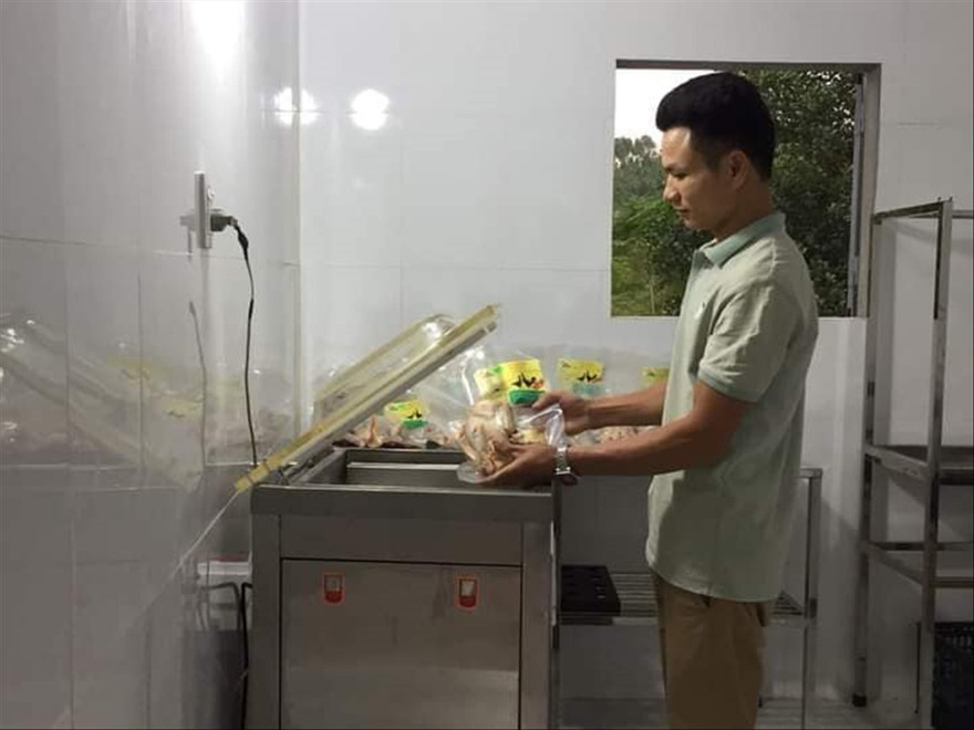 Nguyễn Văn Nhị, Giám đốc Công ty TNHH Phát triển nông nghiệp Nhị Nguyễn đã gây dựng thành công mô hình chăn nuôi gà đồi sinh học Ảnh: NVCC 