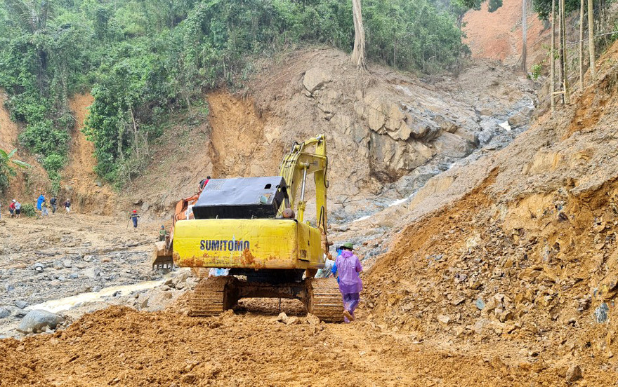 Máy xúc của Sở Giao thông Vận tải Quảng Nam mở đường thông tuyến vào hiện trường sạt lở tại thôn 1, xã Trà Leng, huyện Nam Trà My, Quảng Nam Ảnh: cảnh huệ 