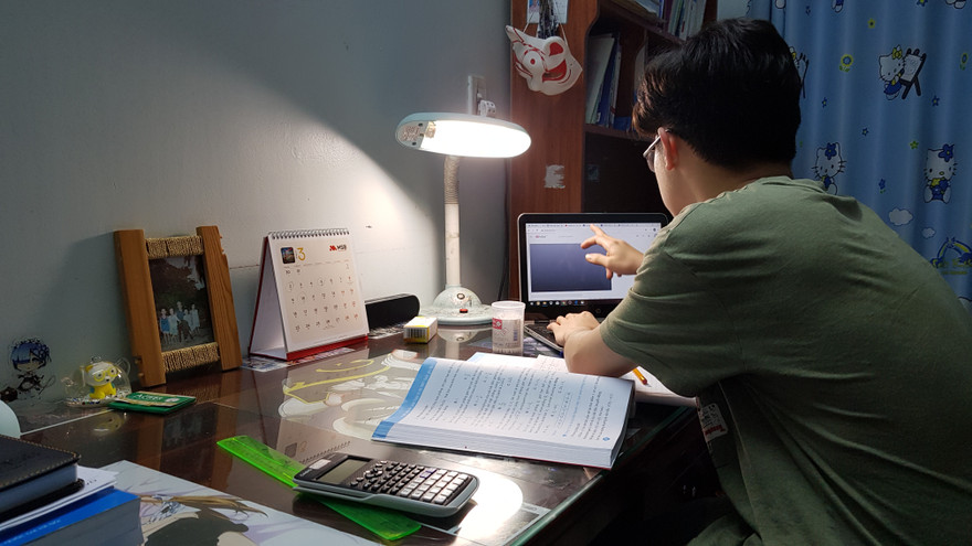 Học sinh lớp 12 chịu áp lực lớn trước kỳ thi THPT Quốc gia năm nay trong bối cảnh nghỉ học kéo dài Ảnh: P.V