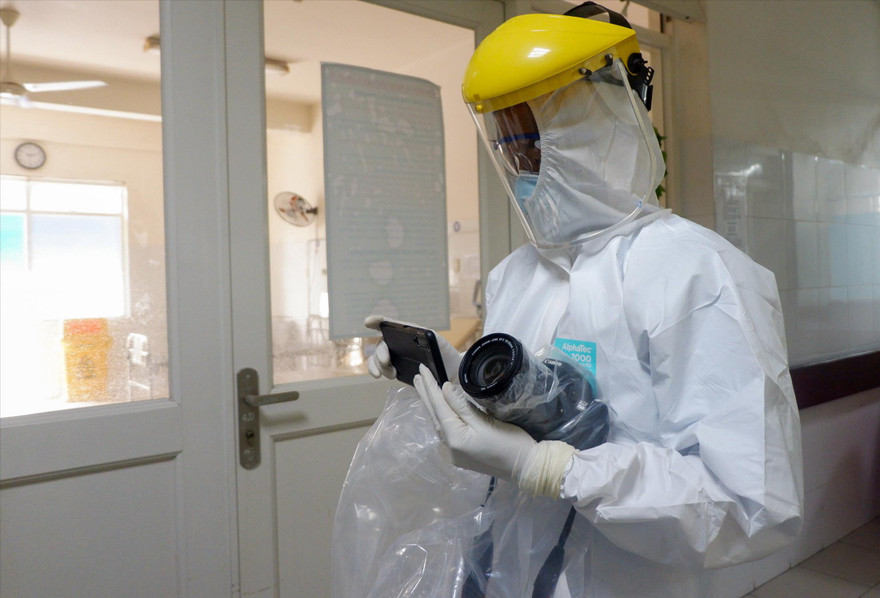 Phóng viên báo Tiền Phong tác nghiệp bên trong buồng chữa bệnh COVID-19 tại Bệnh viện Đà Nẵng. Ảnh: Phan Chung