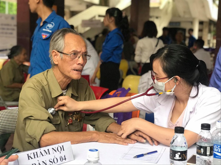 Các thầy thuốc trẻ Thủ đô khám bệnh, phát thuốc miễn phí cho cựu TNXP ẢNH: LƯU TRINH