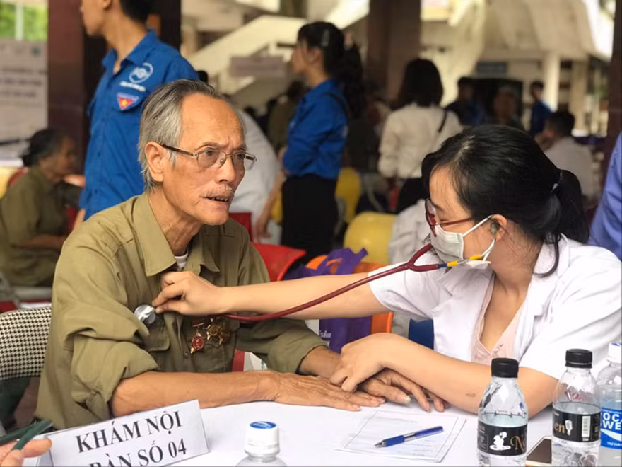 Các thầy thuốc trẻ Thủ đô khám bệnh, phát thuốc miễn phí cho cựu TNXP ẢNH: LƯU TRINH
