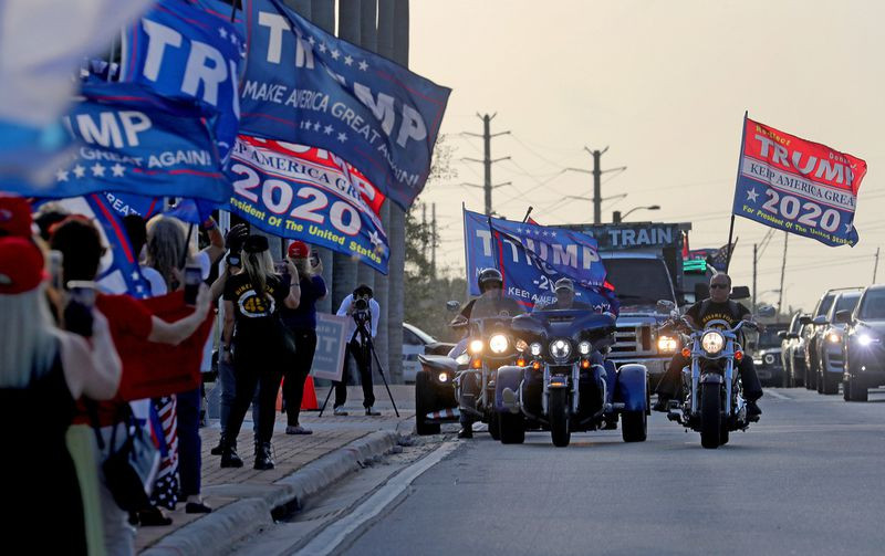 Những người ủng hộ Tổng thống Donald Trump tụ tập trước Trung tâm hội nghị Palm Beach ở bang California Ảnh: Sun Sentinel