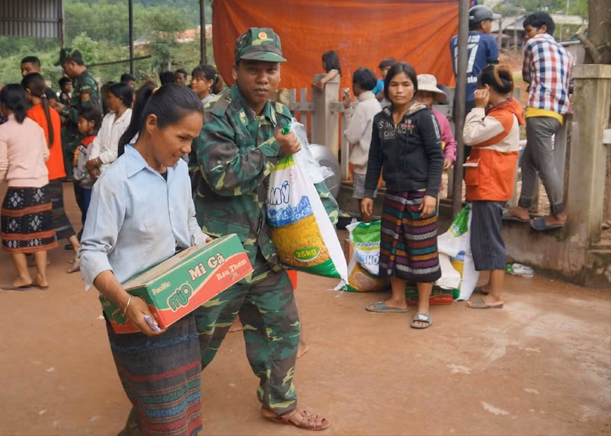 Bộ đội Biên phòng Quảng Trị đưa người dân ra khỏi vùng lũ đêm 17/10. Ảnh: Lộc Liên 