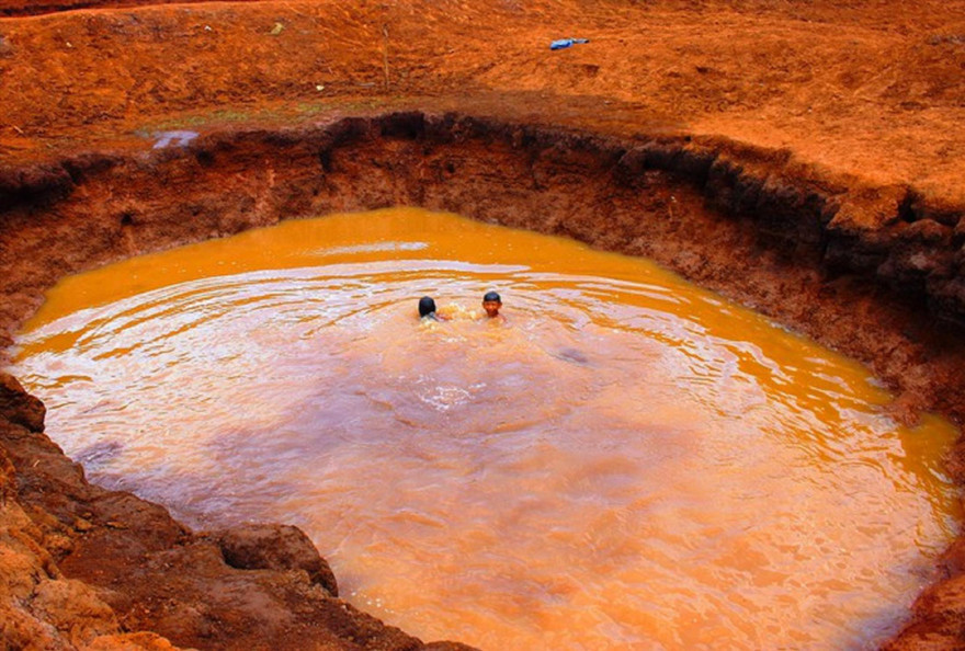 Trẻ em Ðắk Lắk tắm ở khu vực nước sâu 