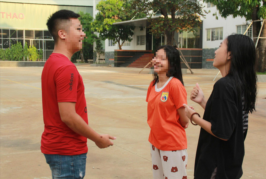 Các thầy cô quản nhiệm luôn gần gũi mỗi ngày để giúp các em sớm thoát khỏi “bóng ma” game online Ảnh: NGÔ TÙNG