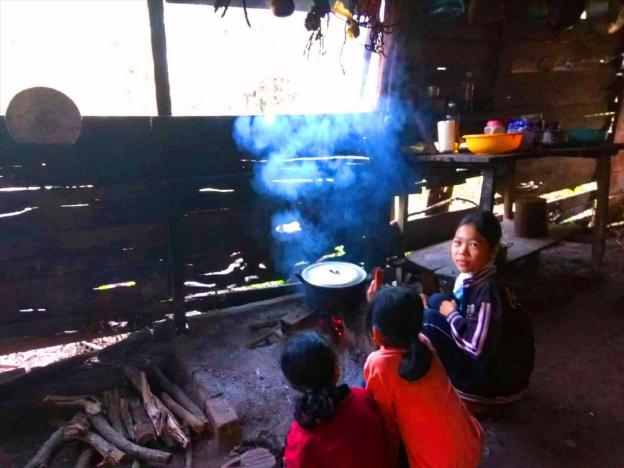 H’ Soát nấu cơm cho các em khi bố mẹ đi vắng Ảnh: H.T 