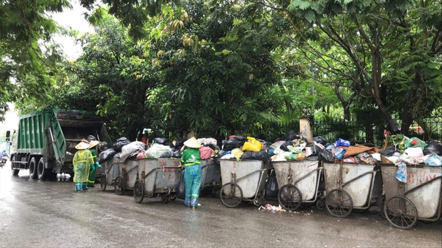 Rác ngập đường phố 