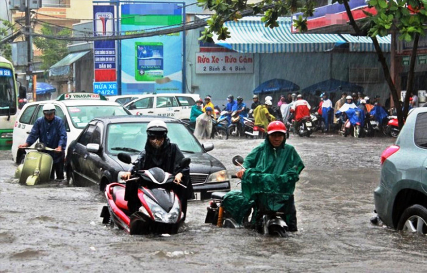 Tình trạng ngập nước, gây khó khăn trong đi lại và làm đảo lộn đời sống, sinh hoạt của hàng triệu người dân TPHCM Ảnh: PV