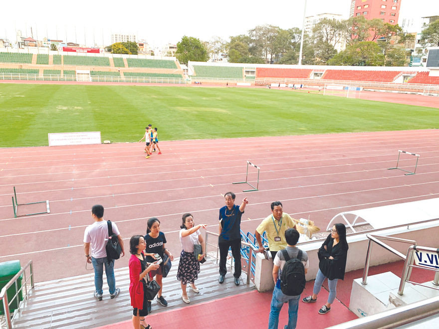 Sân vận động Thống Nhất được kiểm tra kỹ lưỡng trước khi trận đấu diễn ra. Ảnh: NHƯ Ý