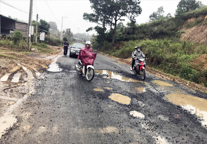 Ðường đèo quanh co, nhiều ổ gà rất nguy hiểm 