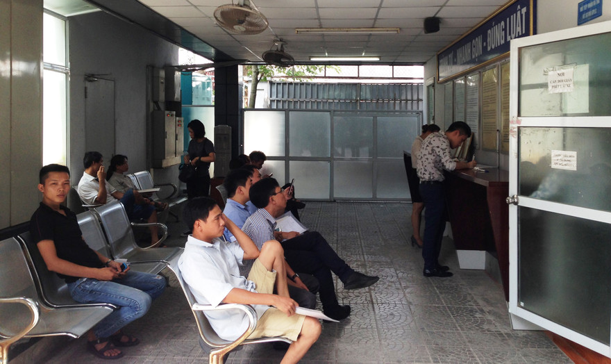 Người dân ngồi chờ làm thủ tục đổi bằng lái xe tại Tổng cục Ðường bộ. Ảnh: Ðức Anh 